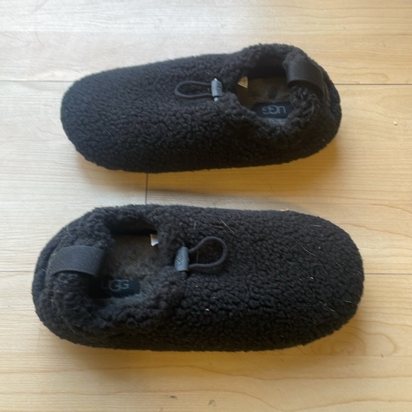 Ugg - Womens Plushy Slippers, size 6 US womens, color black. - Picture 3 of 5